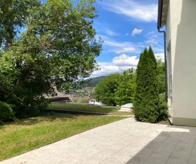 Schöne weitere Terrasse mit viel Natur und Grün.