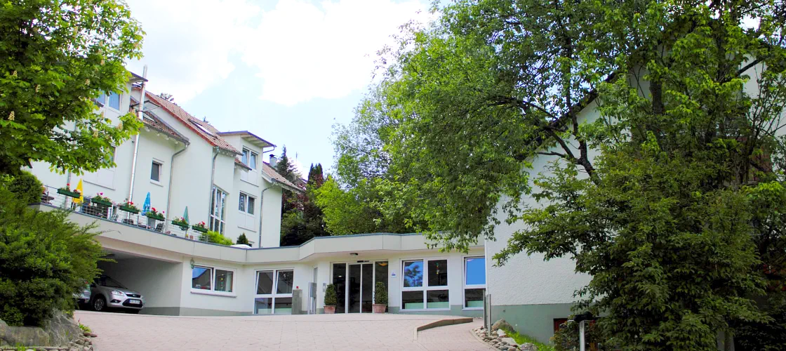 Haus 1 und Haus 2 mit Verbindungsbau und Haupteingang